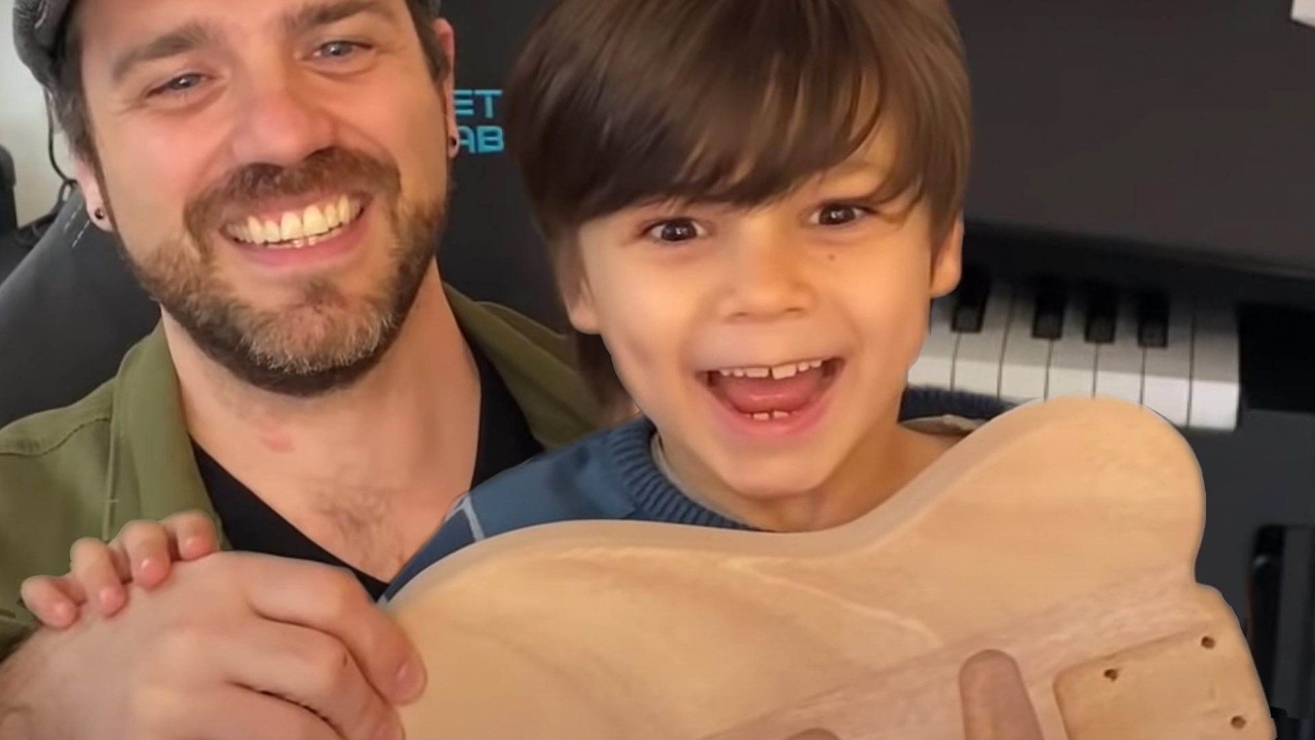 Padre e hijo construyen un kit de guitarra