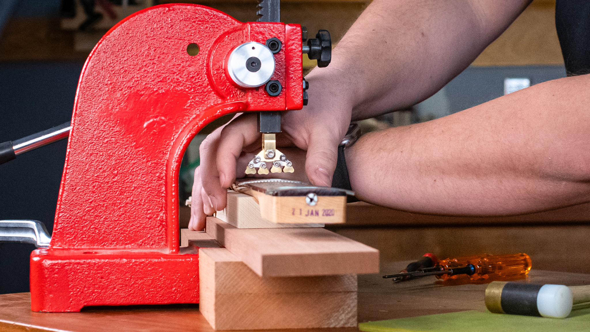 Instala una Fractal Fret Press en tu prensa de banco para trastes