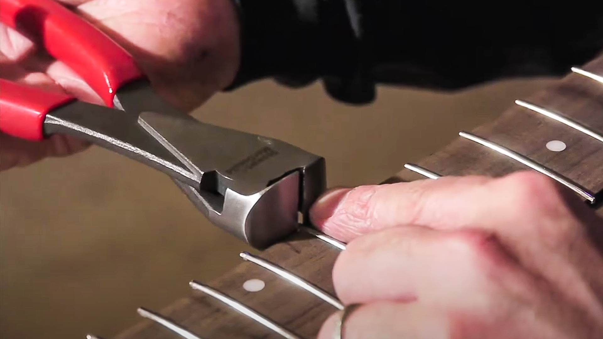 Fresa para recortar los extremos de las trastes