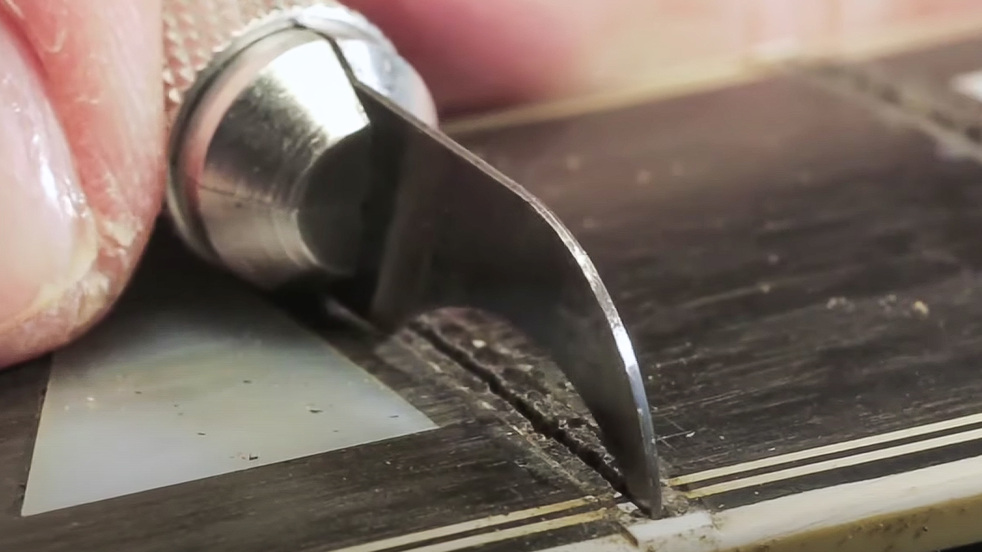 Herramientas para limpiar las ranuras de los trastes