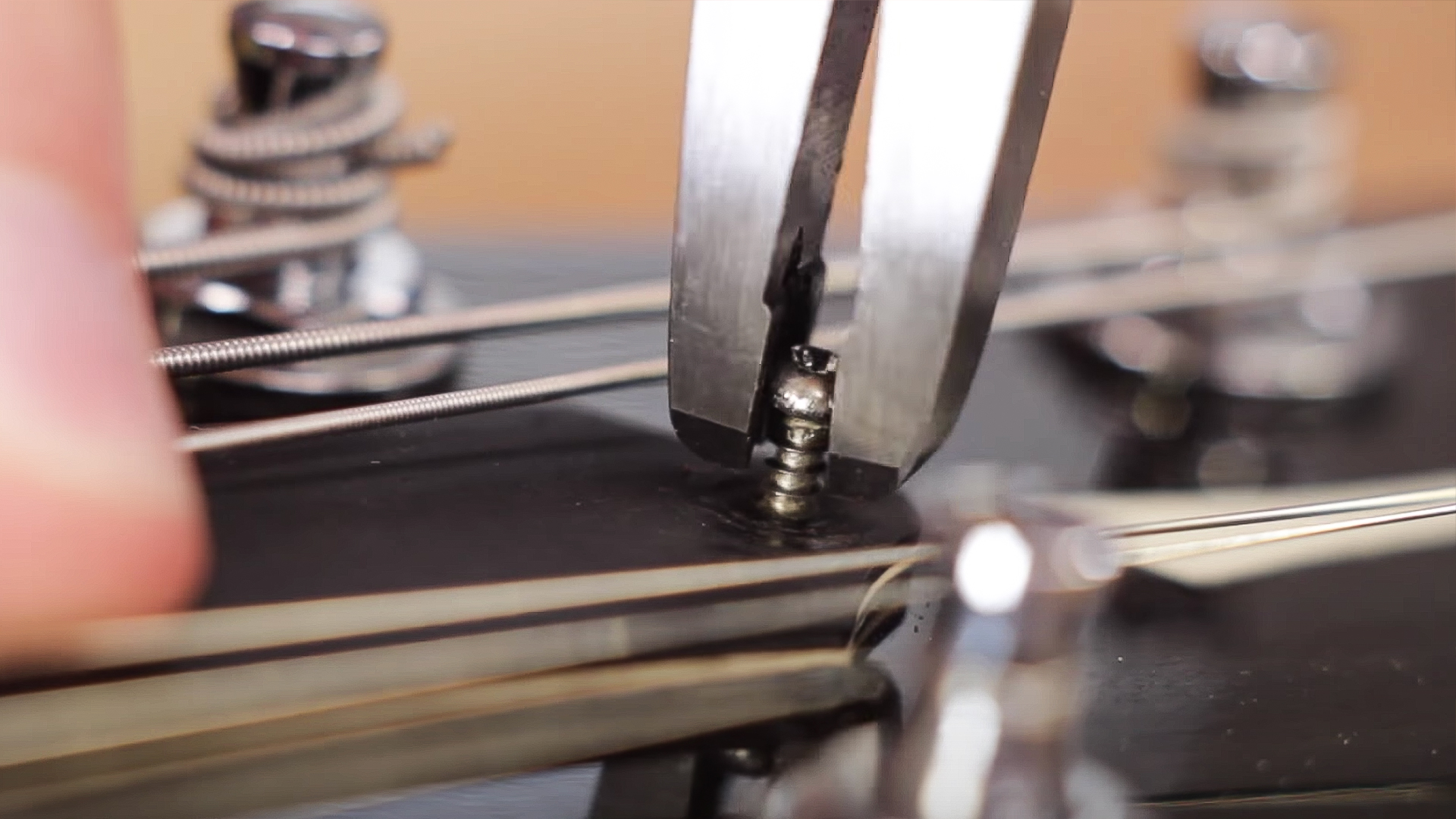 Agarre con los alicates de extracción de tornillos