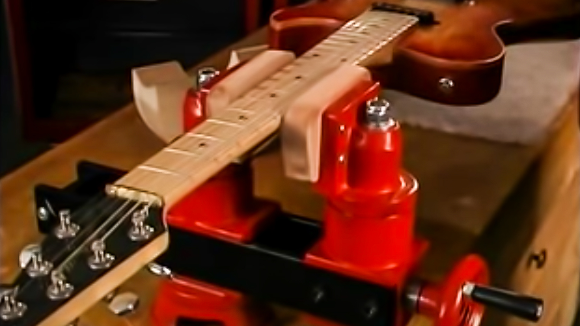 Tornillo de banco para reparar guitarras