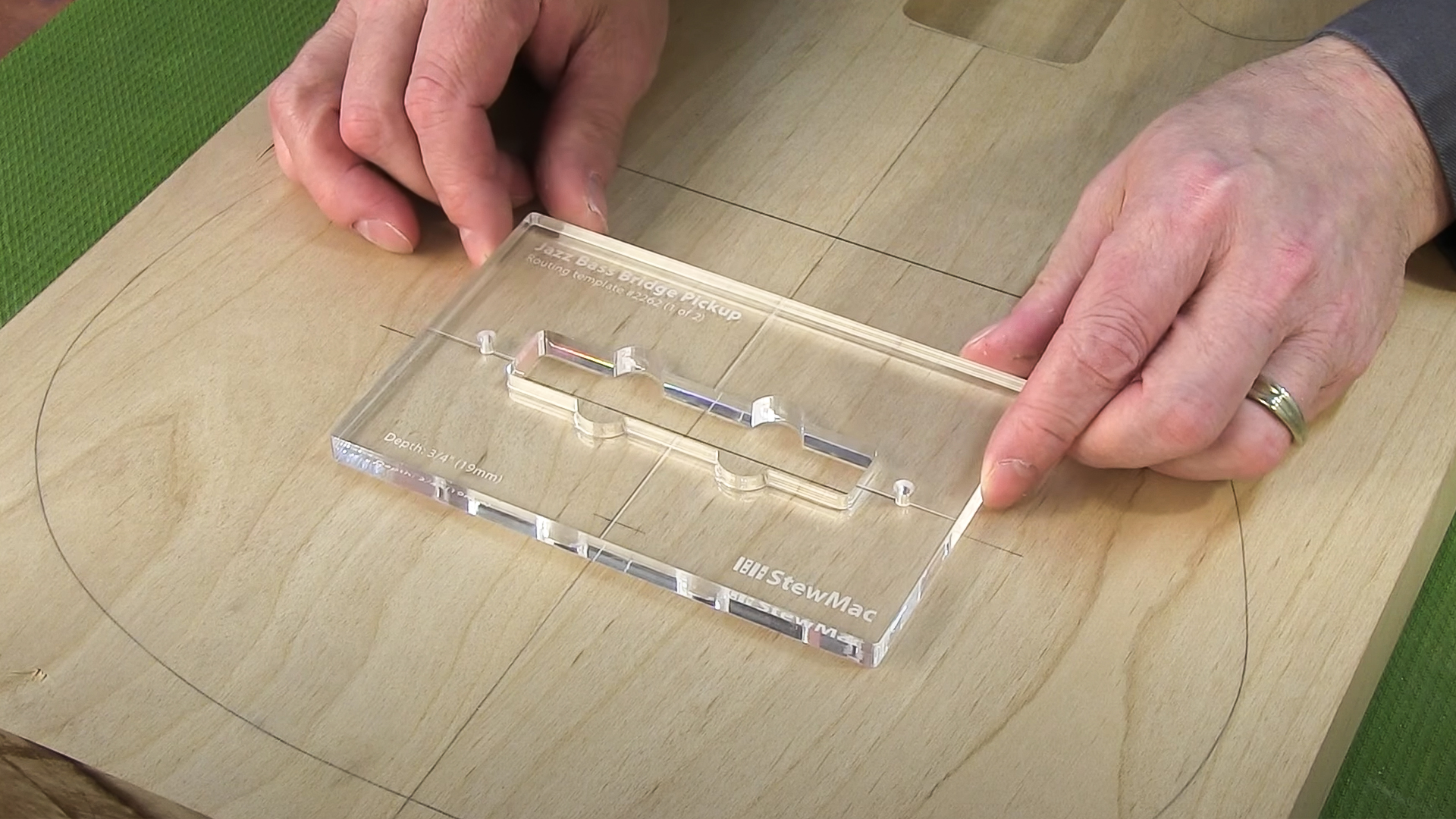 Cómo enrutar una cavidad de pastilla de bajo de jazz con plantillas