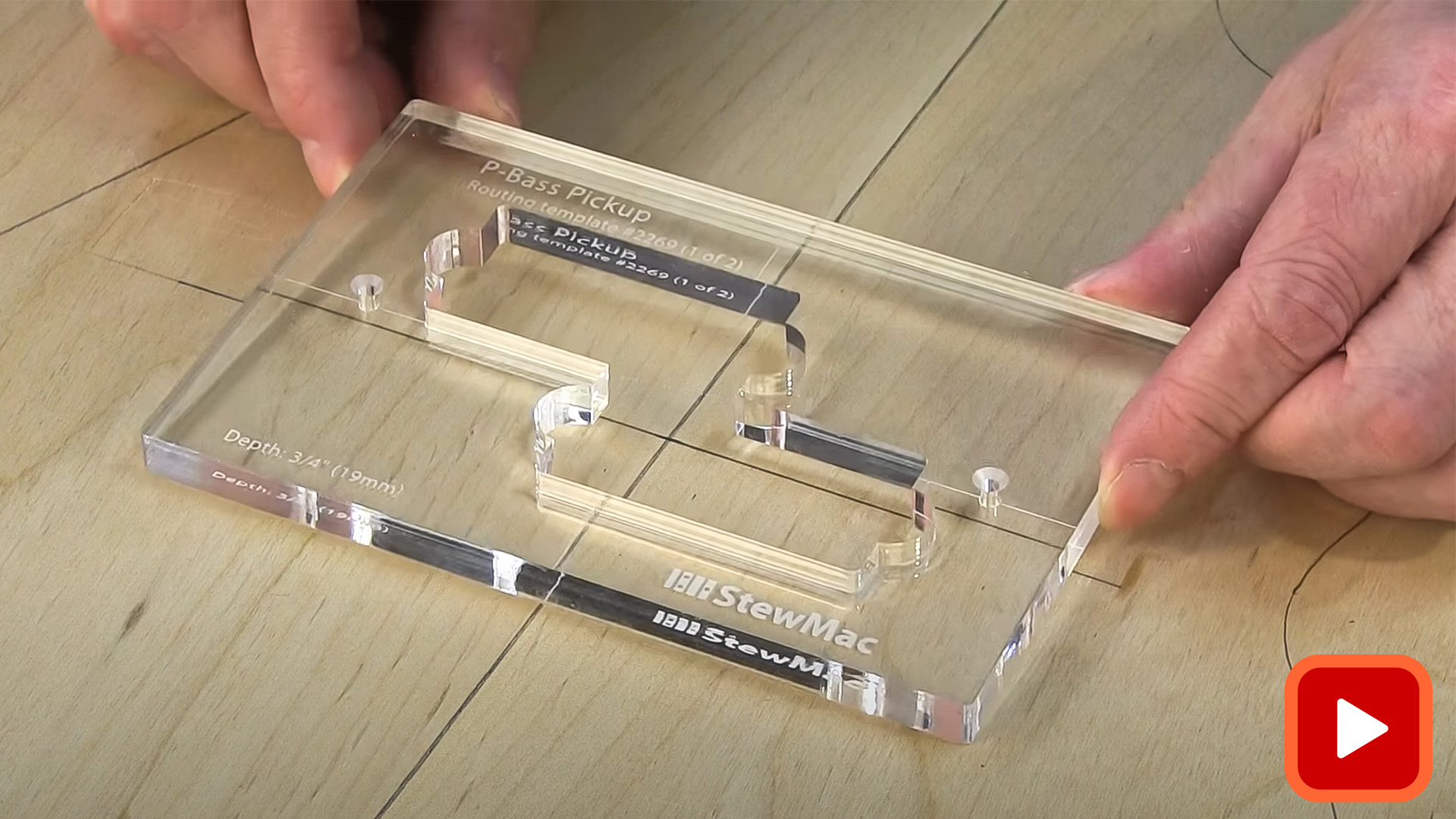 Manos alineando plantilla para fresado de pastillas en cuerpo en bruto