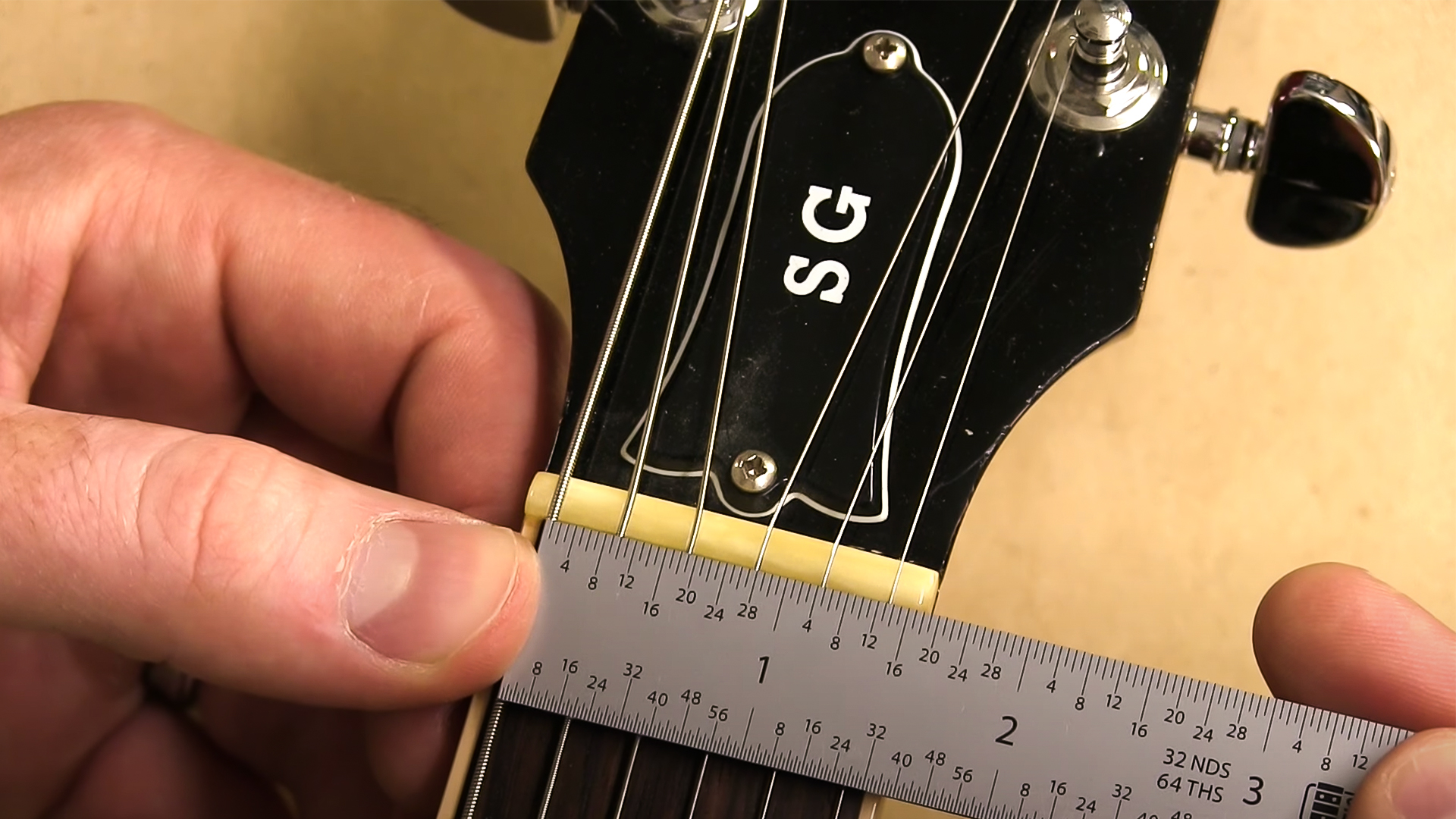Mide el punto muerto de tu guitarra: StewMac Shop Rule en SAE y sistema métrico