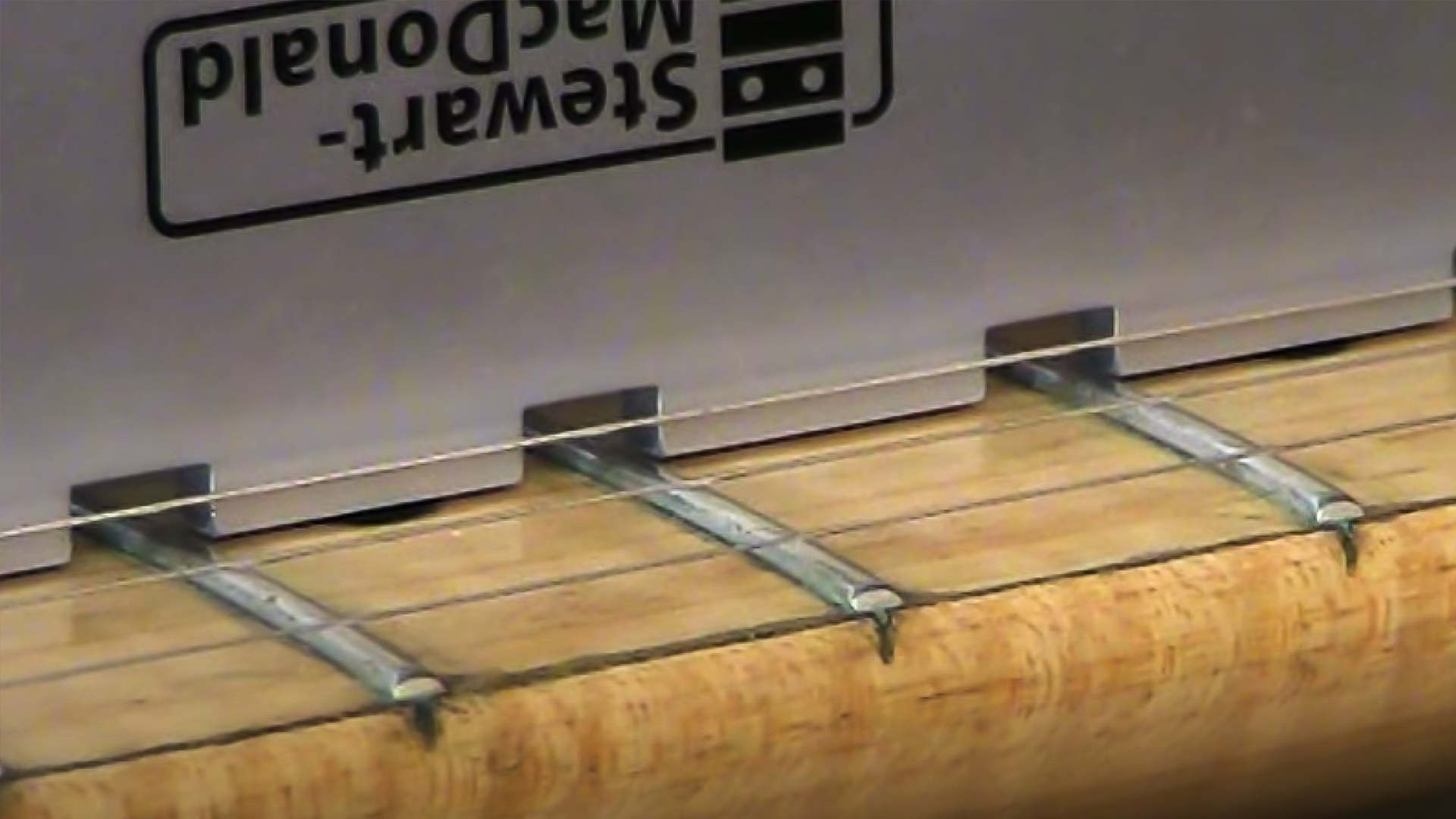 Borde recto con muescas para guitarra o bajo