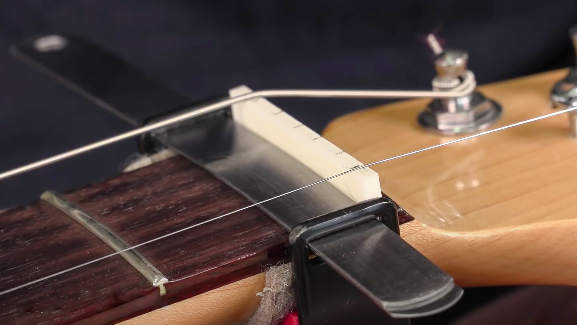 Ranura segura StewMac para construir tuercas de guitarra perfectas