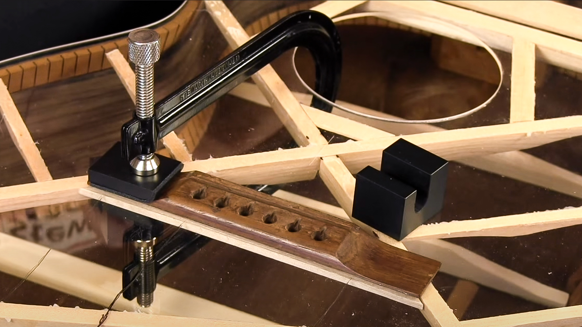 Vídeo de TJ Thompson Bridge Gluing Caul