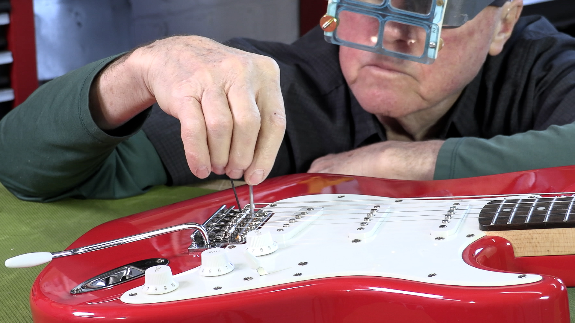 ¡3 módulos fáciles para que tu guardabarros Squier Stratocaster juegue genial!