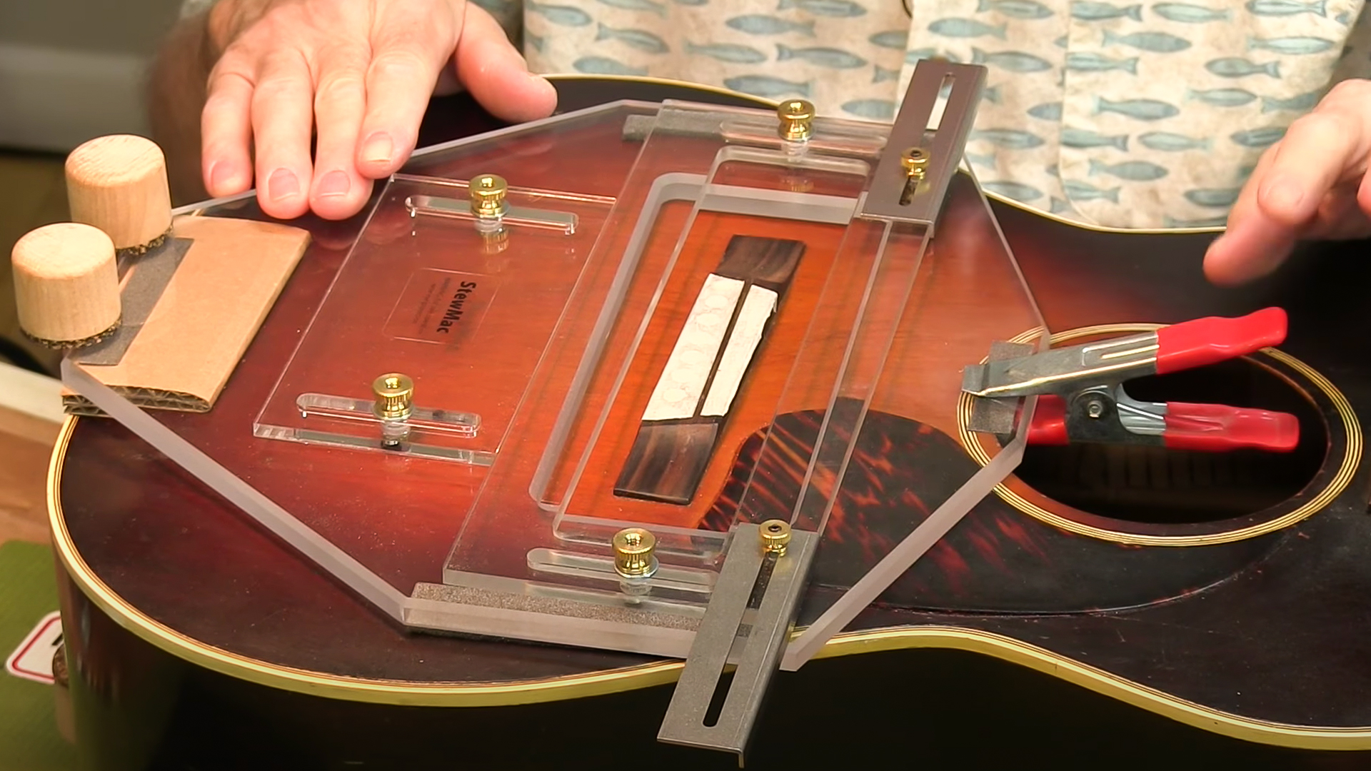 Acoustic guitar saddle: how to cut the slot