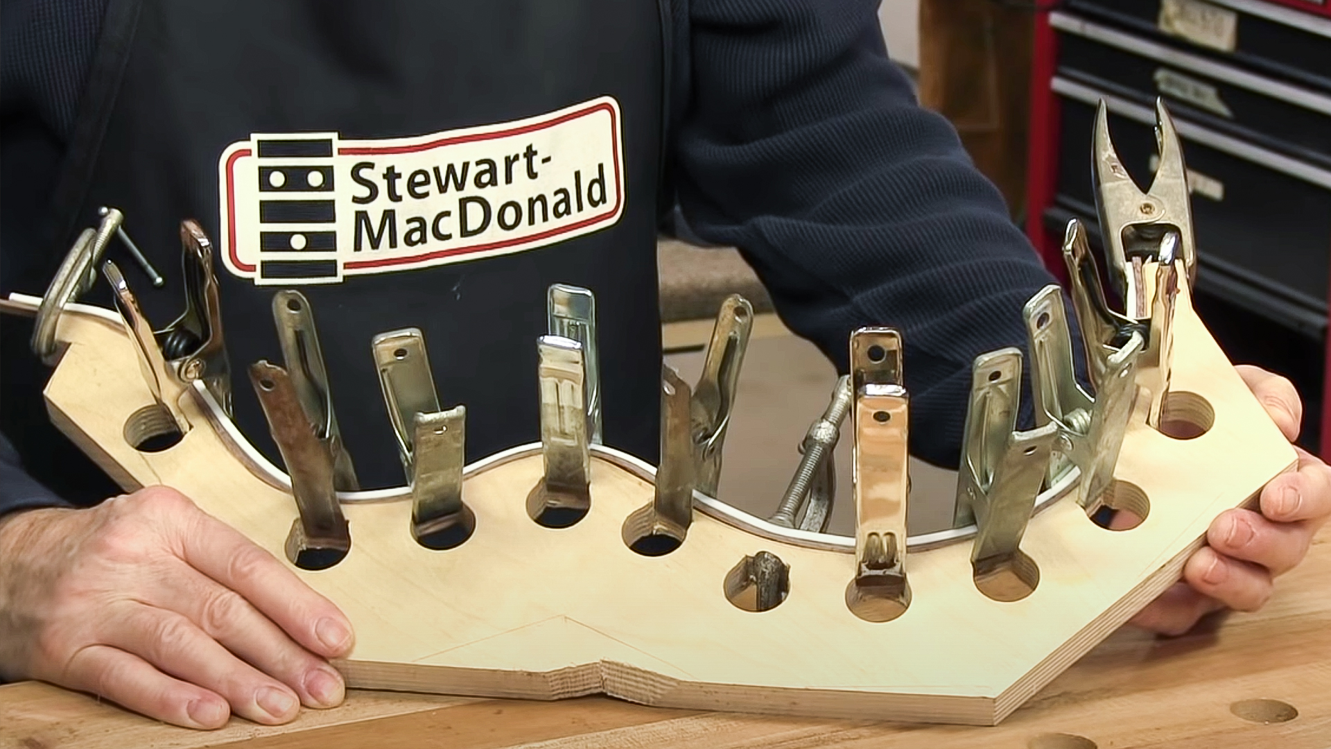 Ribetes de nogal personalizados para una guitarra alemana 00