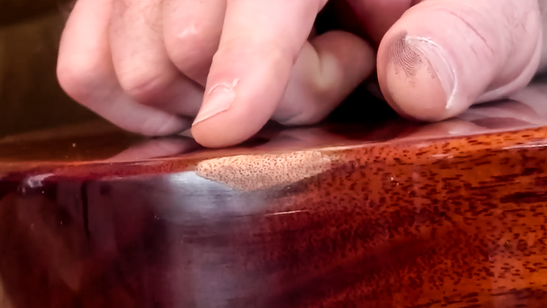 ¡Hazlo tú mismo: la forma correcta de arreglar el acabado de laca de tu guitarra!