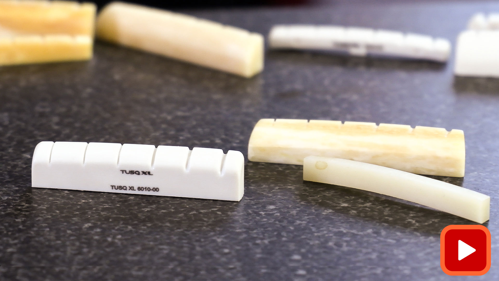 Tuercas en varios materiales sobre losa de granito