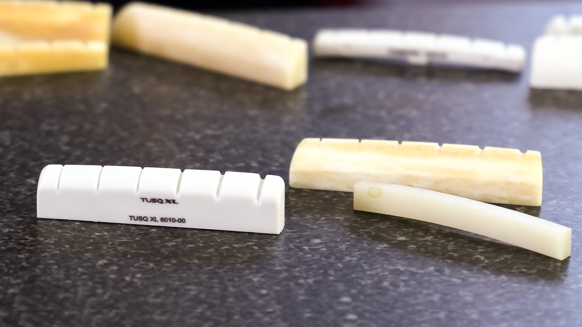 Fácil modificación de Stratocaster: Cómo sustituir la cejuela de la guitarra