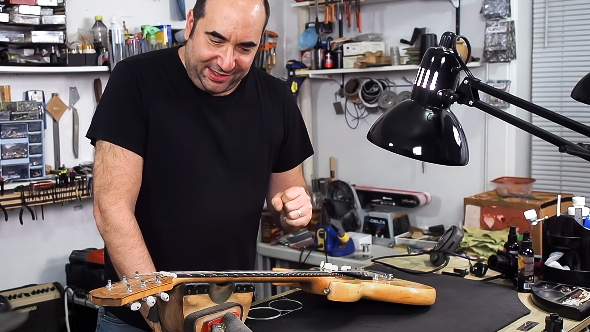 Evan Gluck: reparaciones de guitarra profesional en una tienda muy pequeña