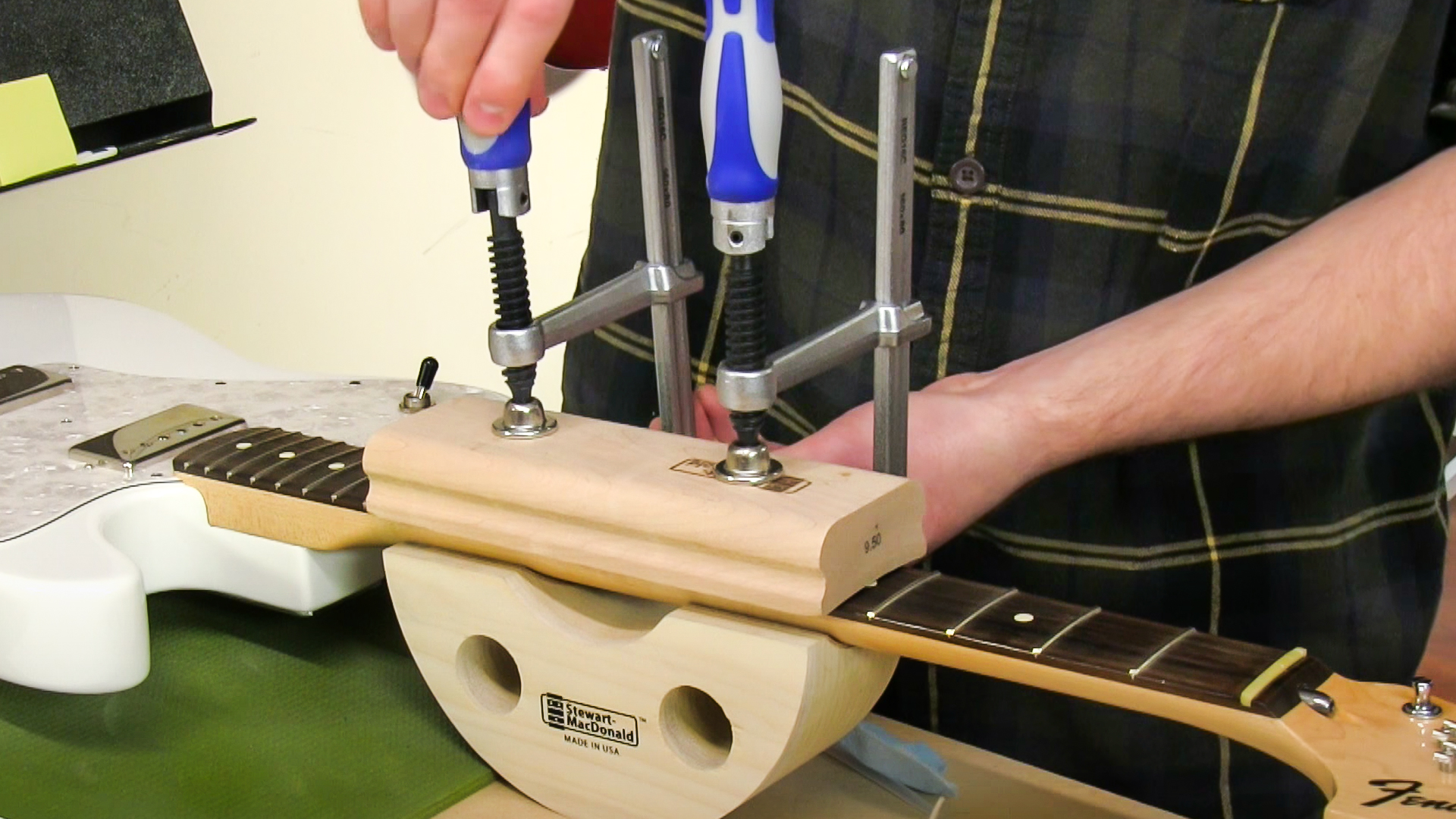 Fijación del zumbido del traste: sentar un traste levantado