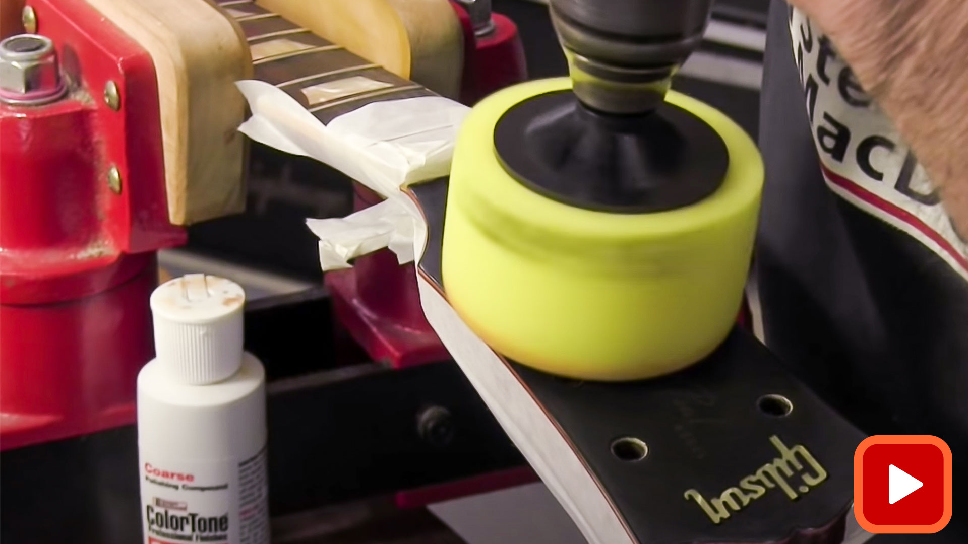 Almohadilla pulidora en taladro manual en pala de guitarra