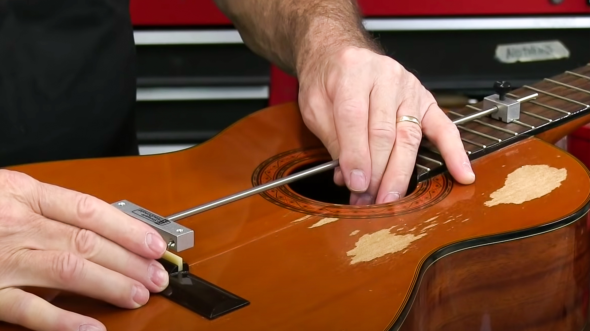 ¡El salto de grano hizo que este puente de guitarra destaque!