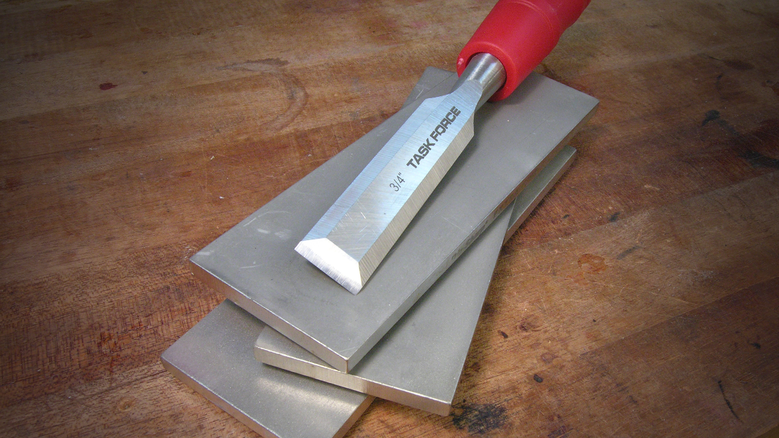 Hollow-grinding a chisel with a Dremel tool
