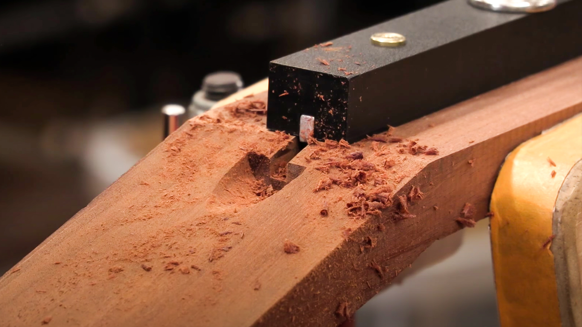 ¿Cómo puede una sierra de mesa cortar un canal de alma curvado?