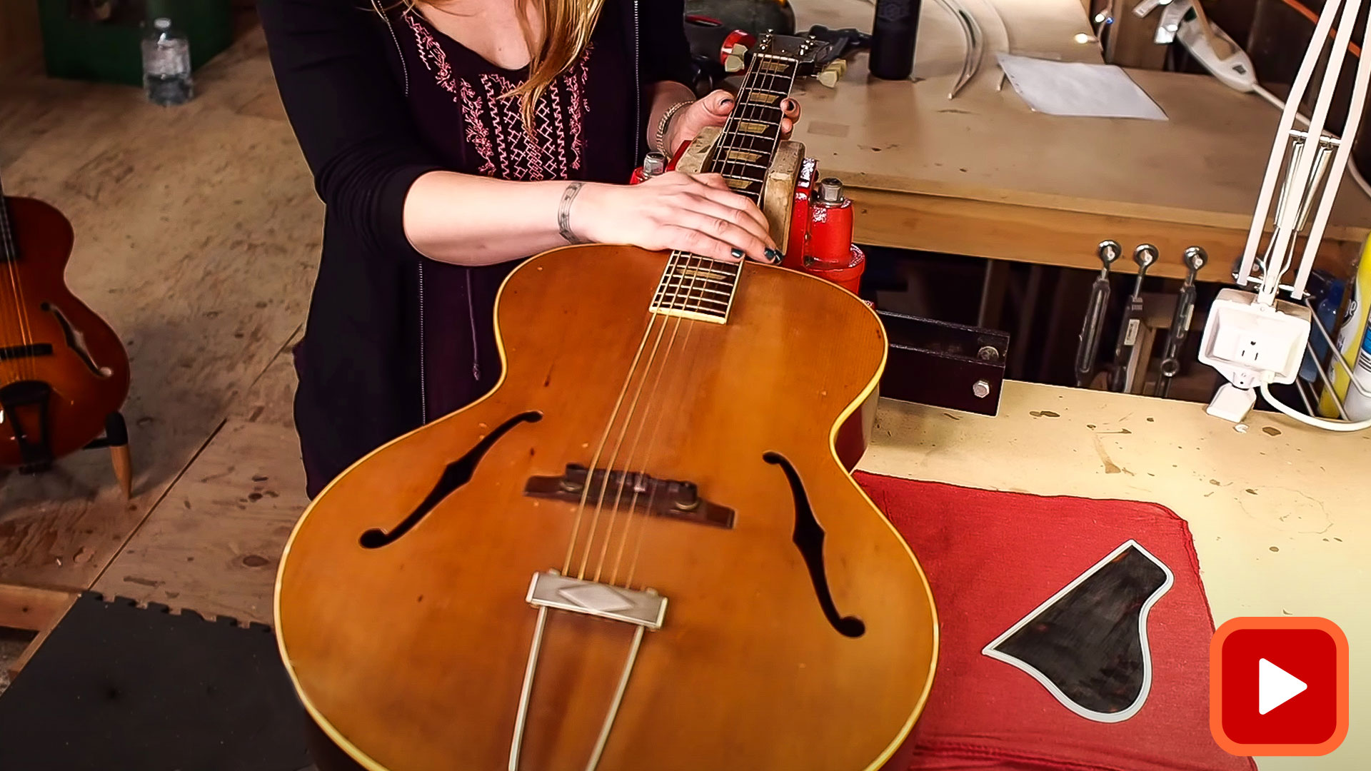 Guitarra arqueada con mástil en tornillo de banco