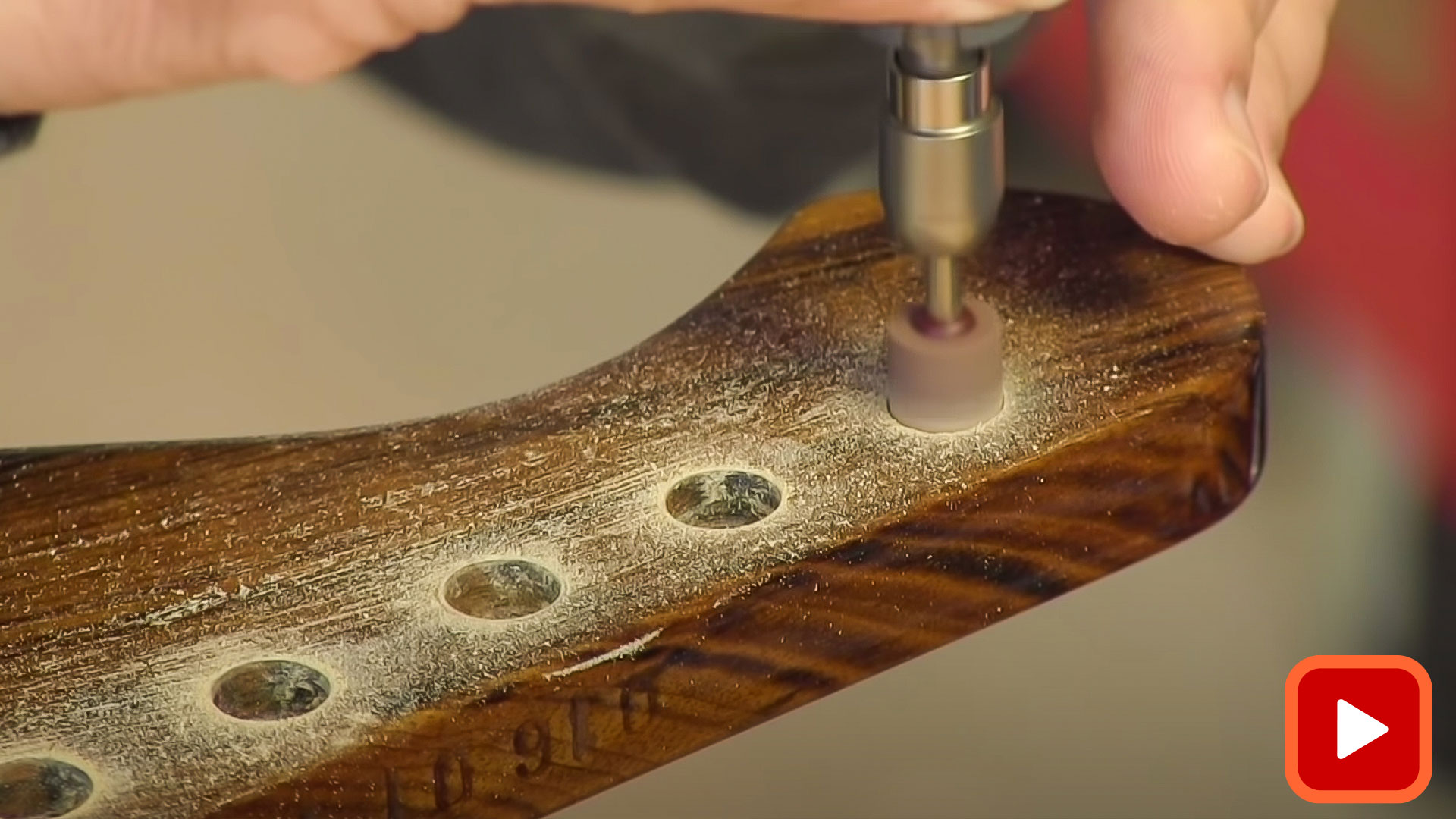 Herramienta Dremel que retira el acabado de los orificios del clavijero