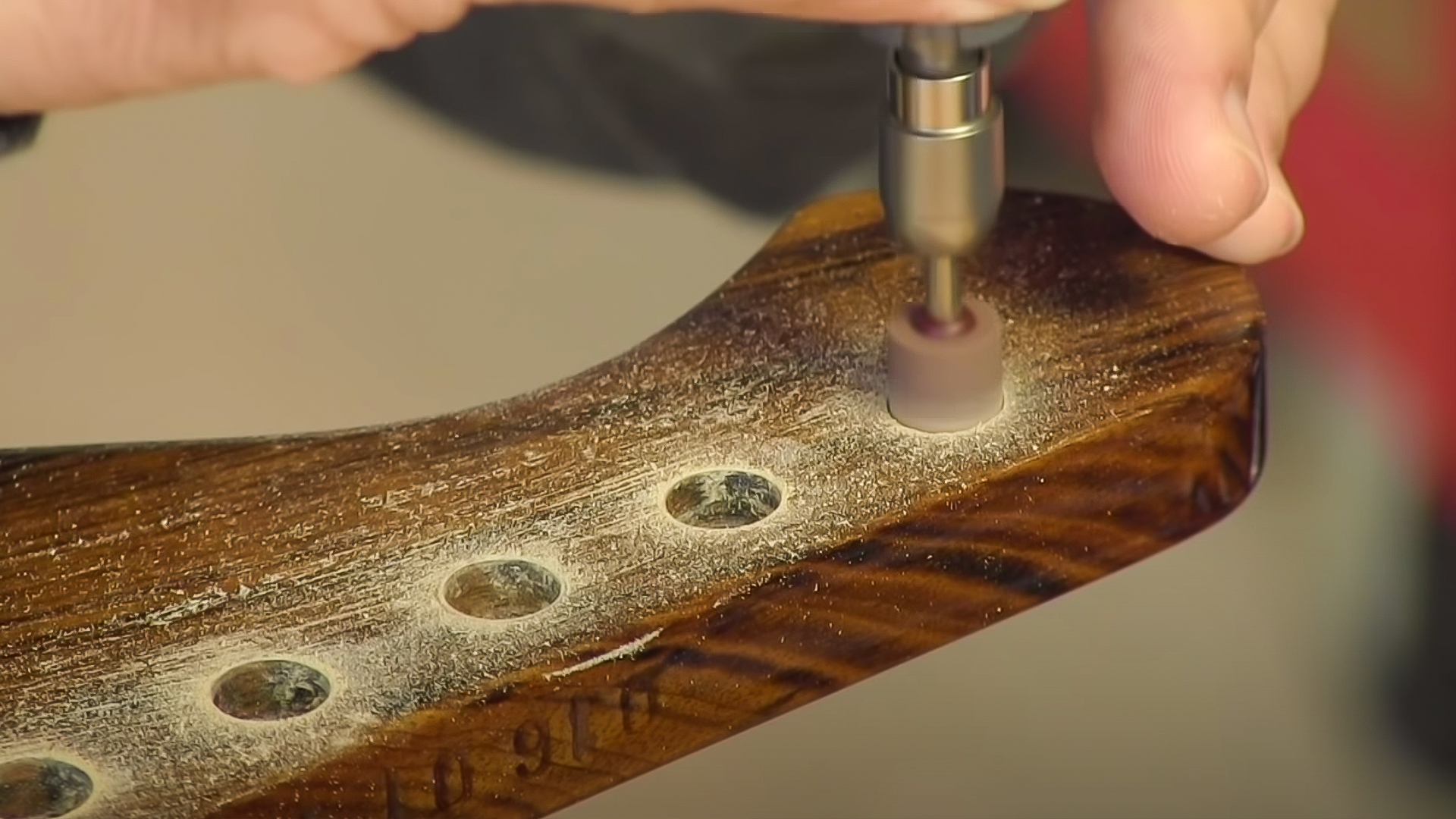 Cómo instalar seis clavijeros en línea