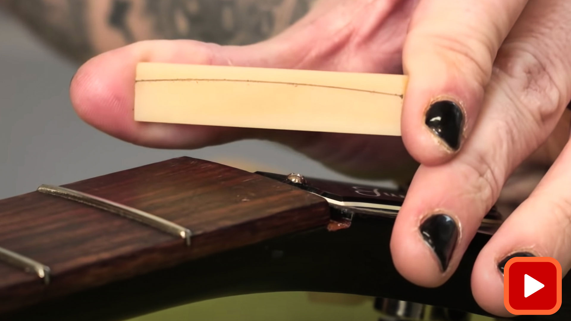 Manos mostrando que el blanco de la cejuela está en forma