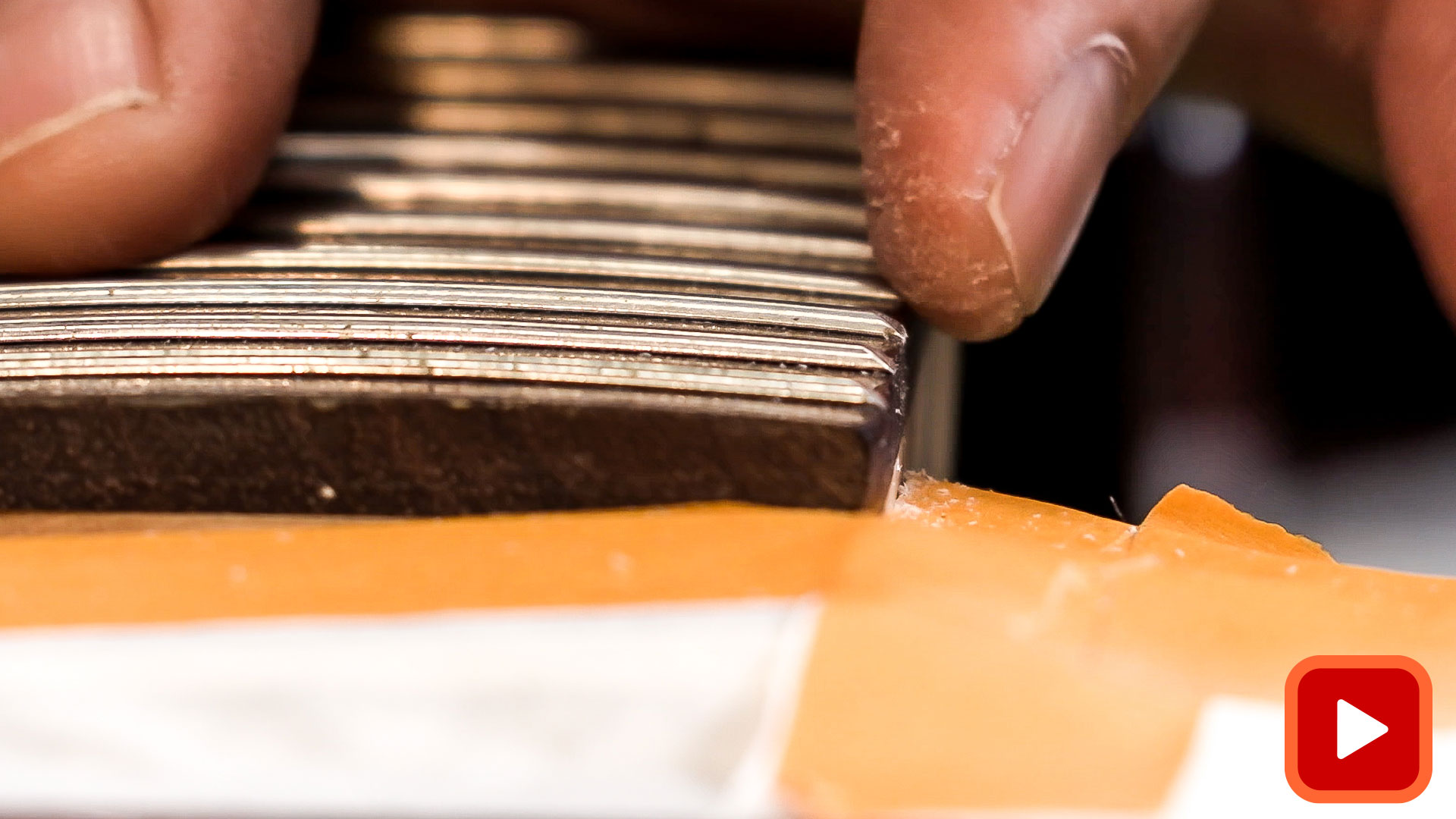 Los dedos se sienten afilados en los extremos del traste del diapasón