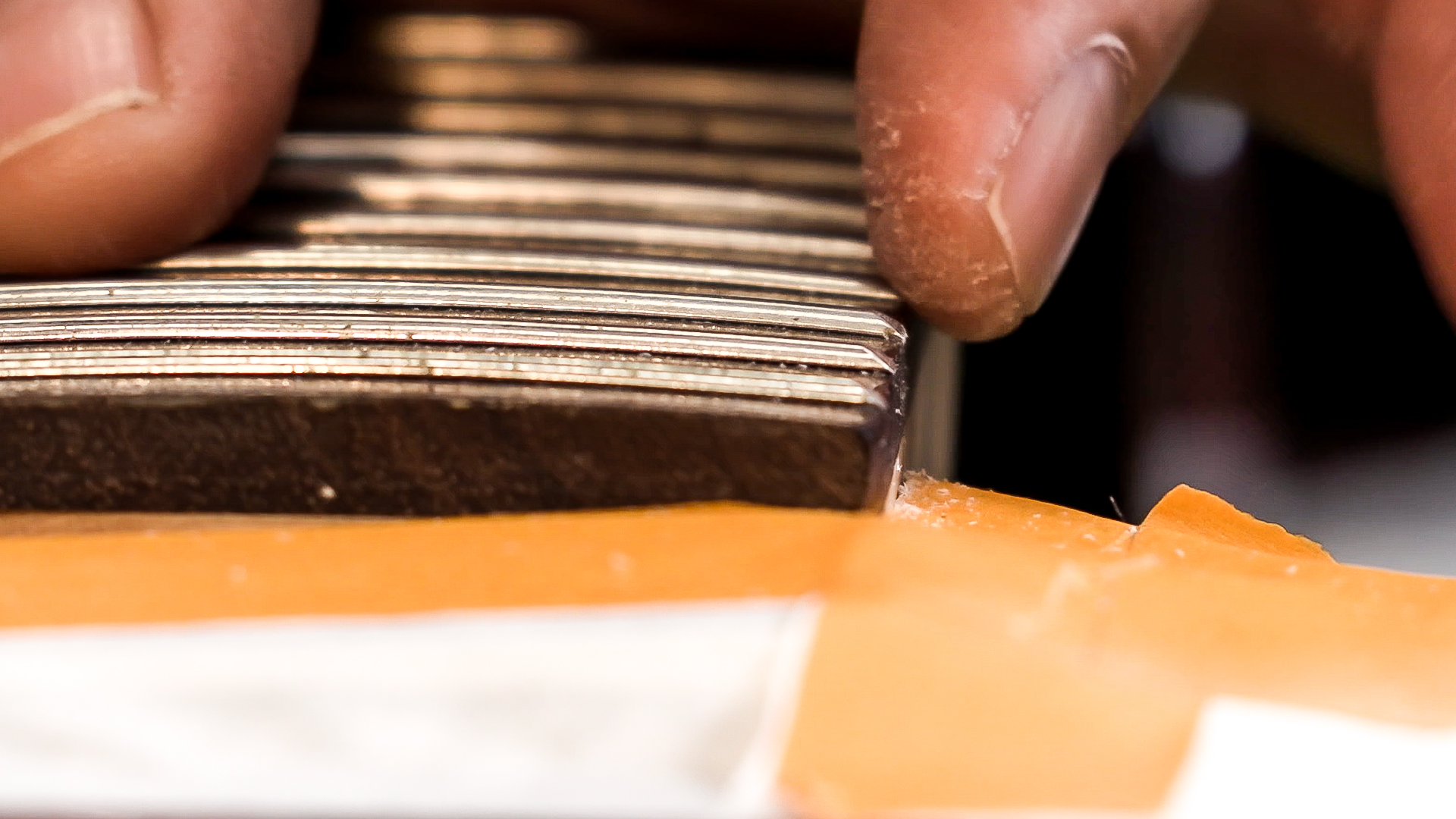 Cómo hacer que los extremos afilados del traste sean suaves y cómodos