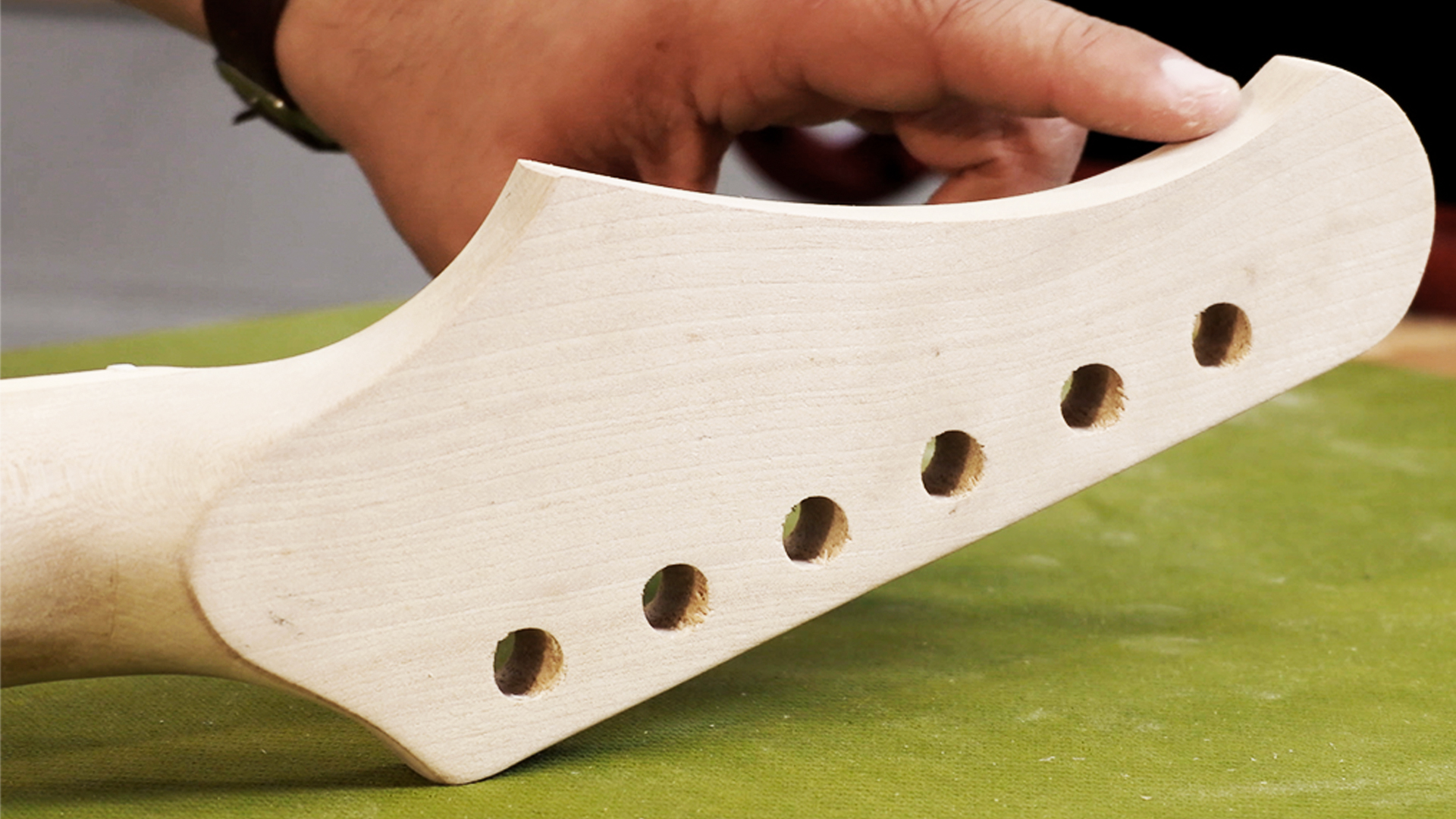 Cómo dar forma a una pala de guitarra personalizada