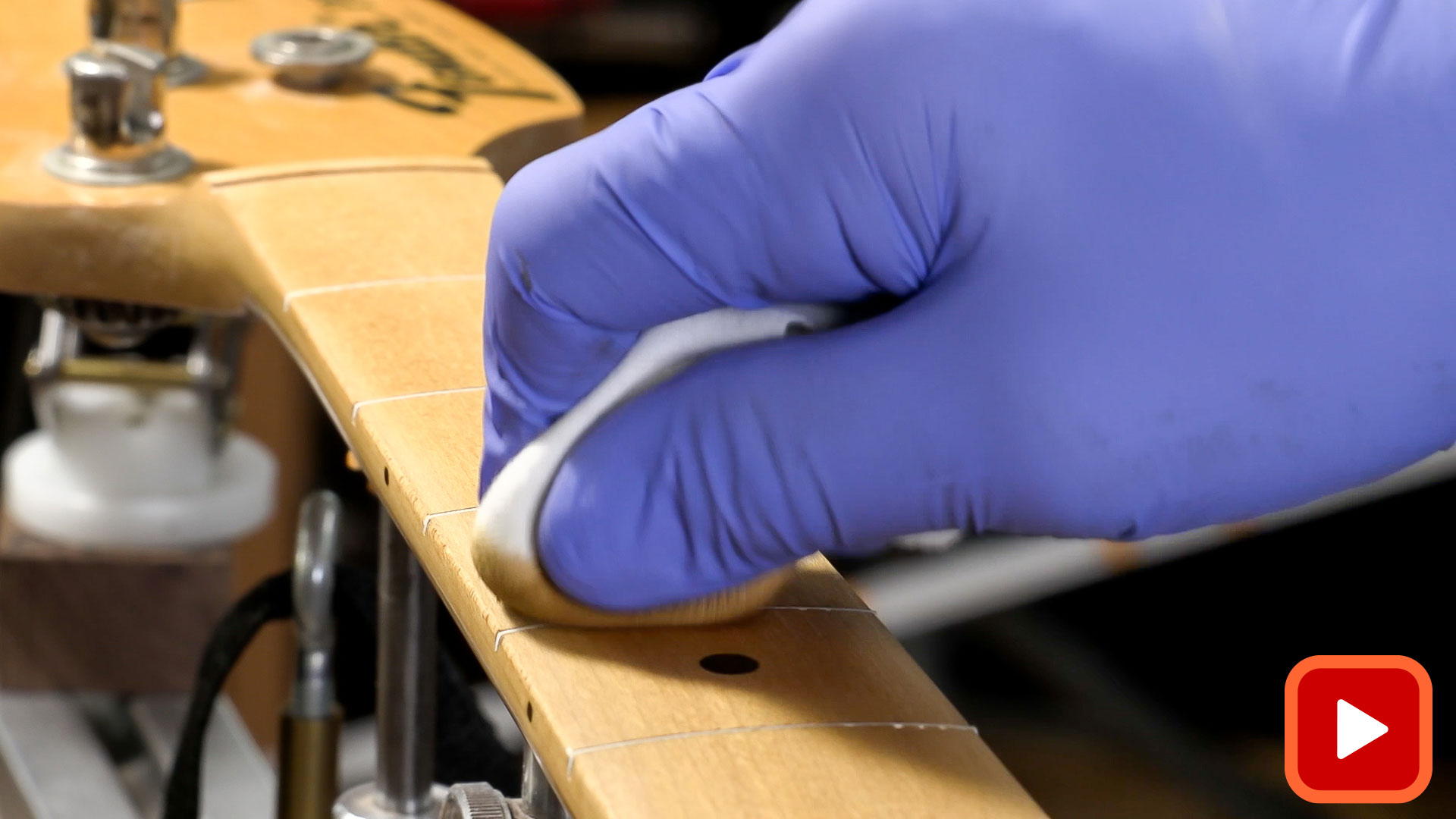 Mancha a juego limpiada en el diapasón de madera con un trapo