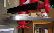 Primer plano de la instalación del torno de banco de reparación