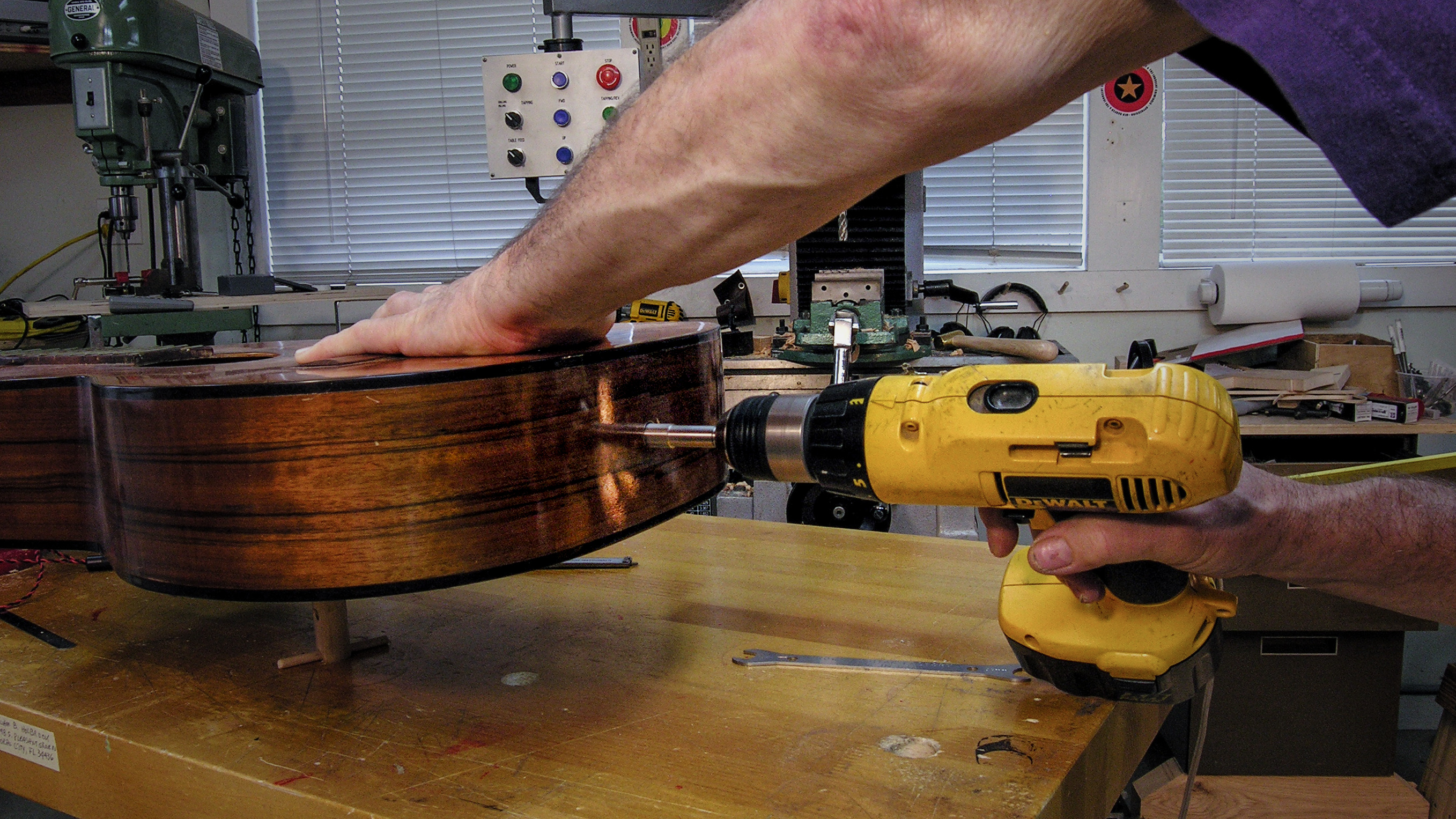 Instalación de un endpin jack