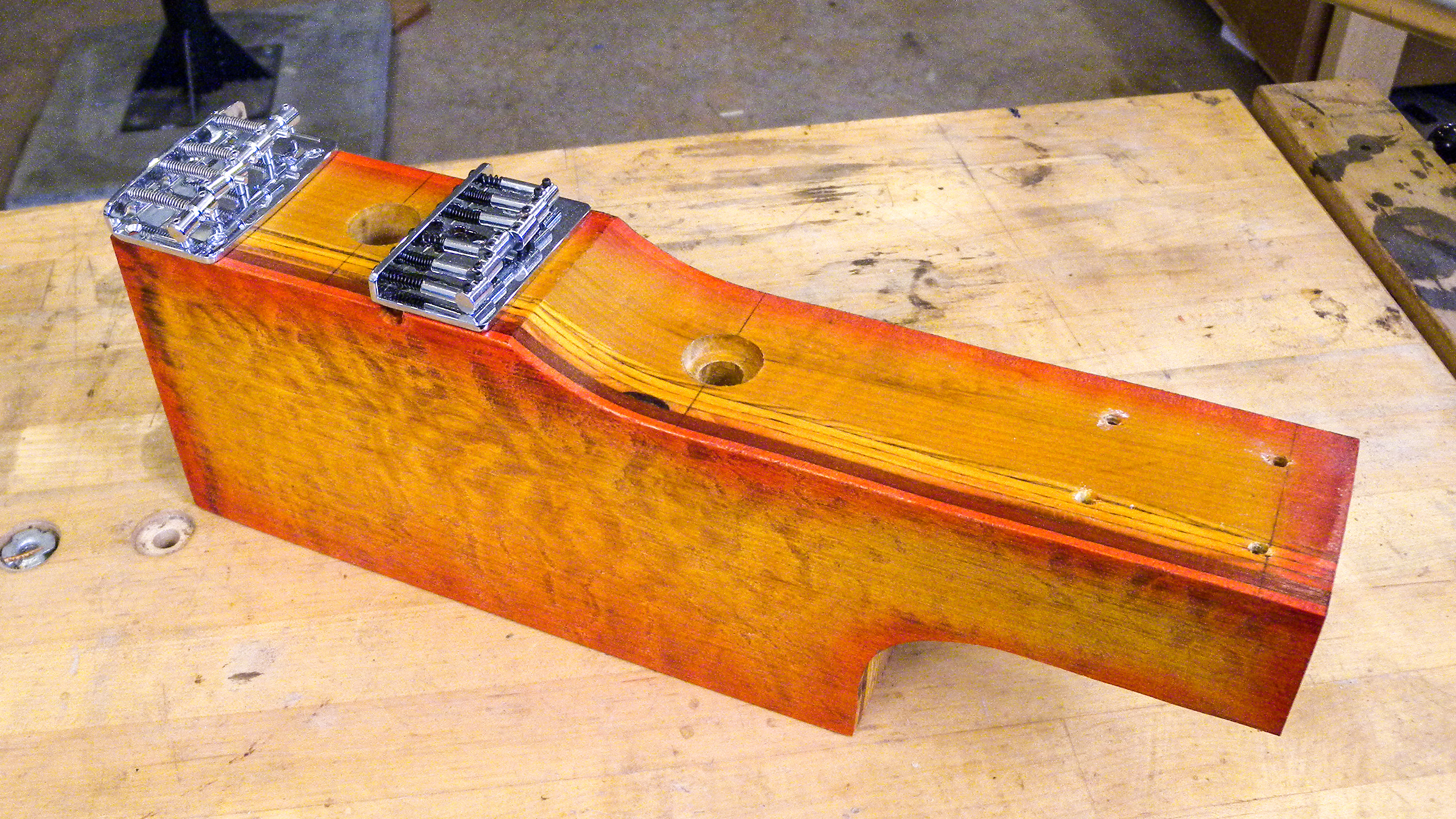 Crea un cuerpo de la guitarra "stunt double" para el trabajo de sobremesa