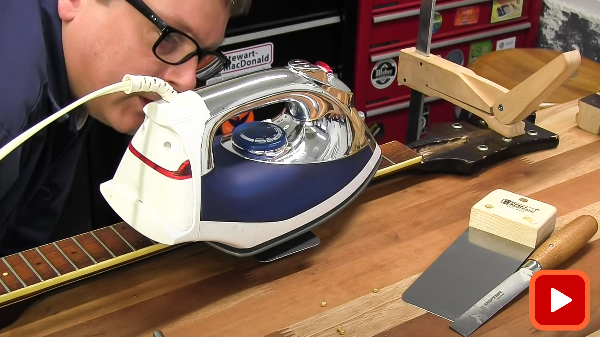 Hombre utilizando hierro para calentar el diapasón para su extracción