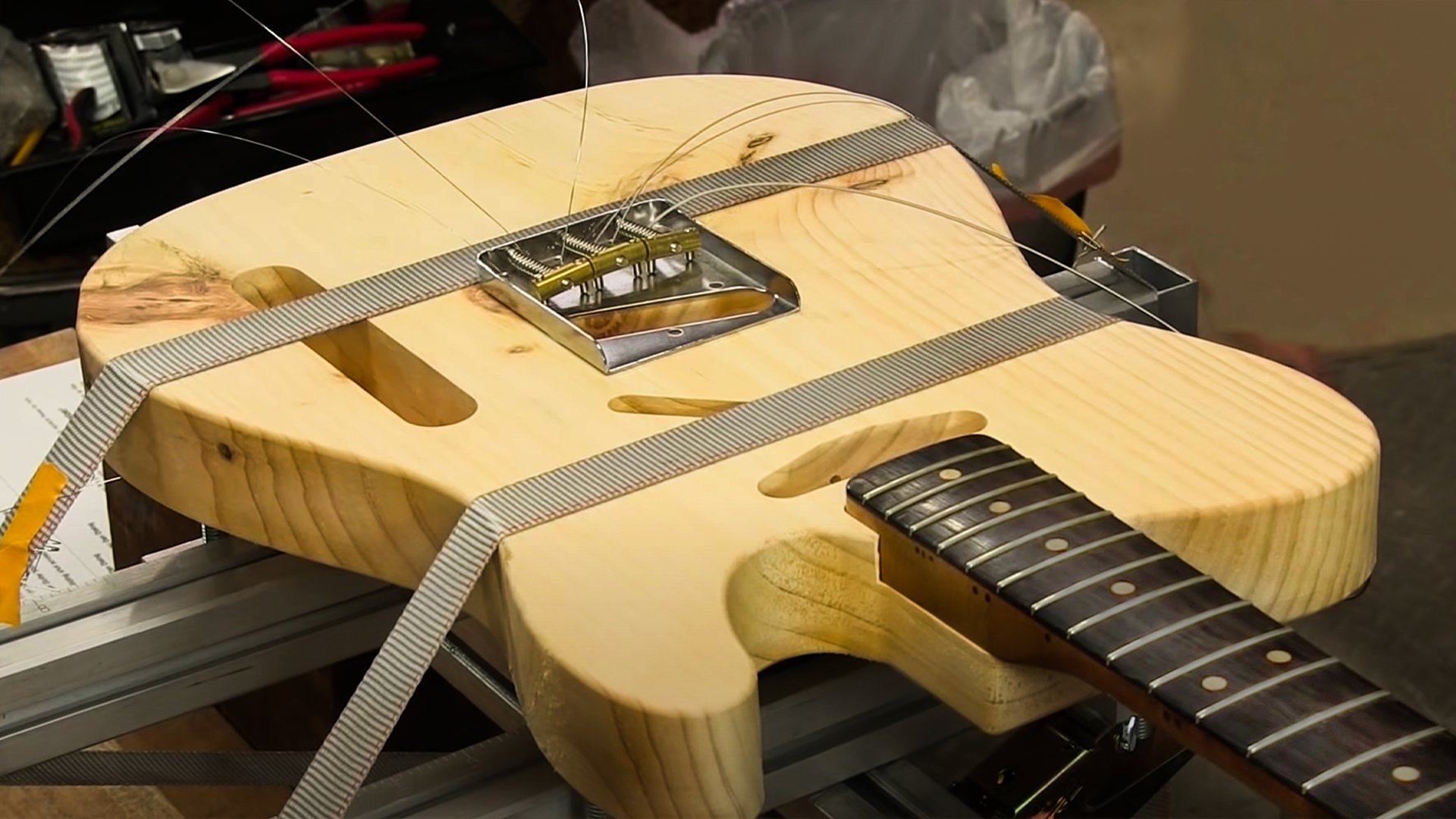 Quitar los trastes del Mike Bloomfield Tele