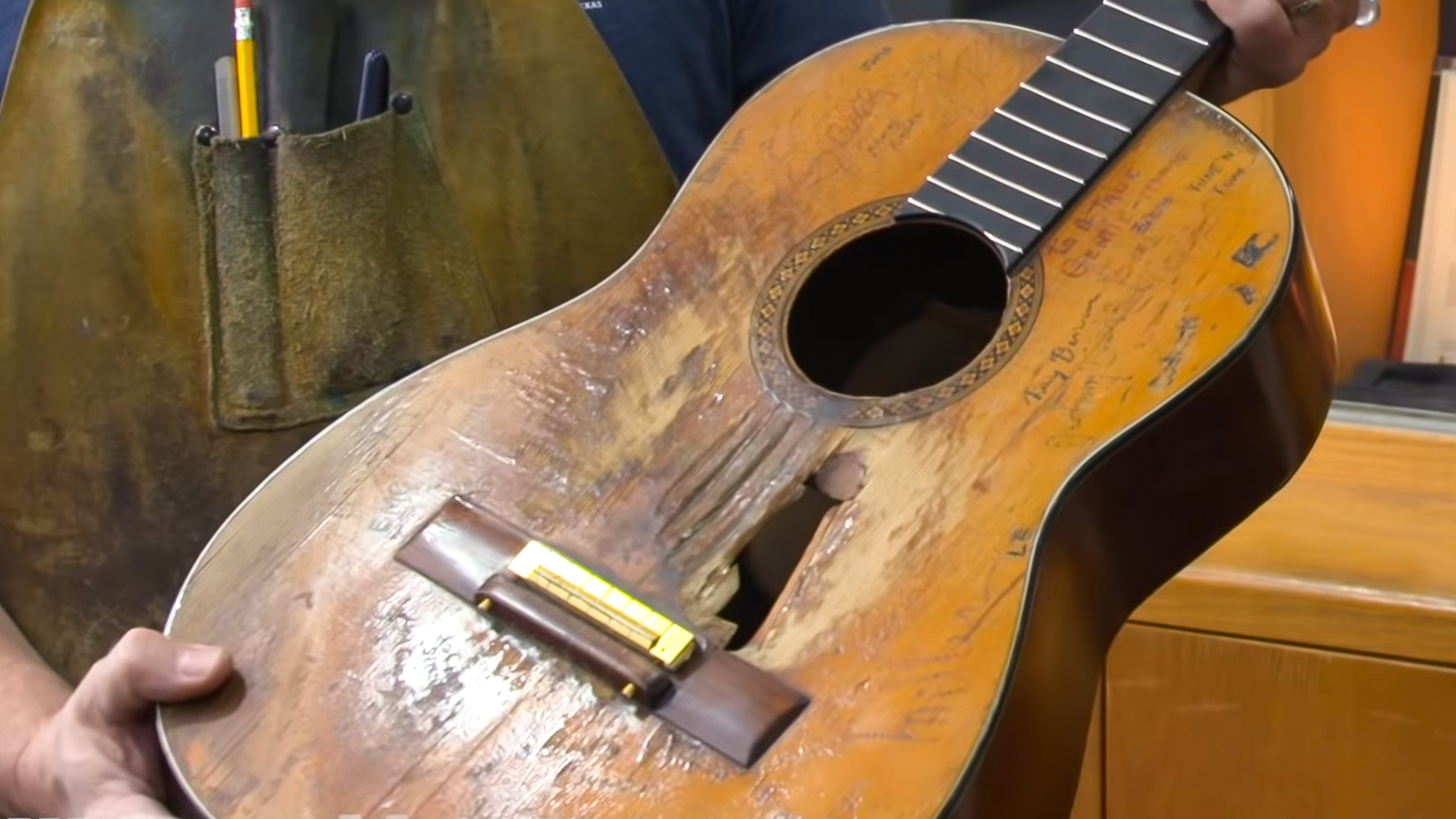 Reparación de la guitarra Trigger de Willie Nelson