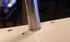 Escariado de los orificios para las clavijas para que quepan en los clavijeros Grover