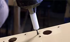 Escariado de los orificios para las clavijas para que quepan en los clavijeros Grover