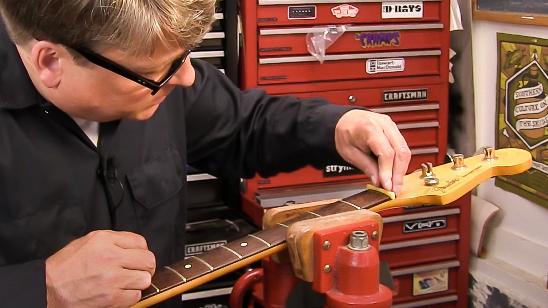 Moldear una cejuela para que encaje en una ranura radiada del guardabarros