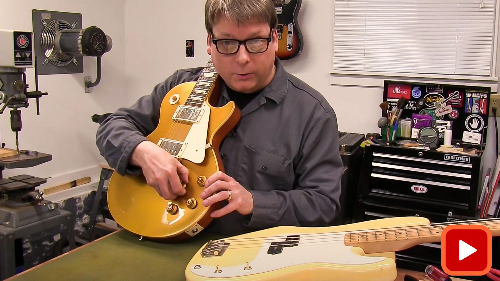 Hombre probando la perilla de ajuste en la guitarra