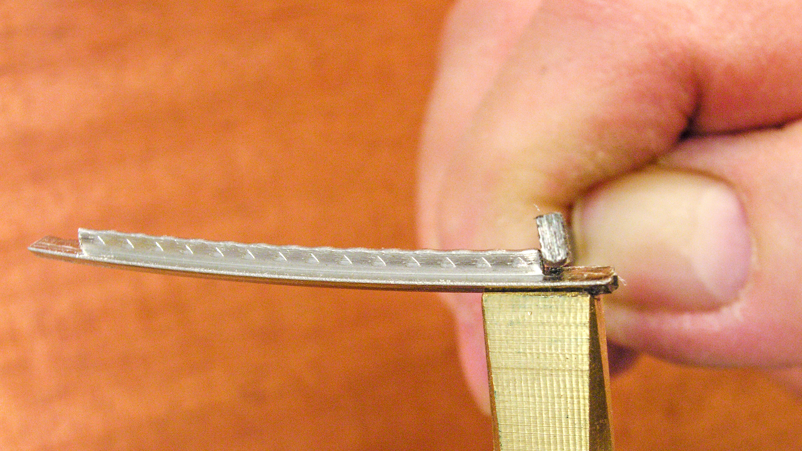 ¡Utilice un Fret Setter <em>invertida</em> para un trabajo de trastes más rápido!