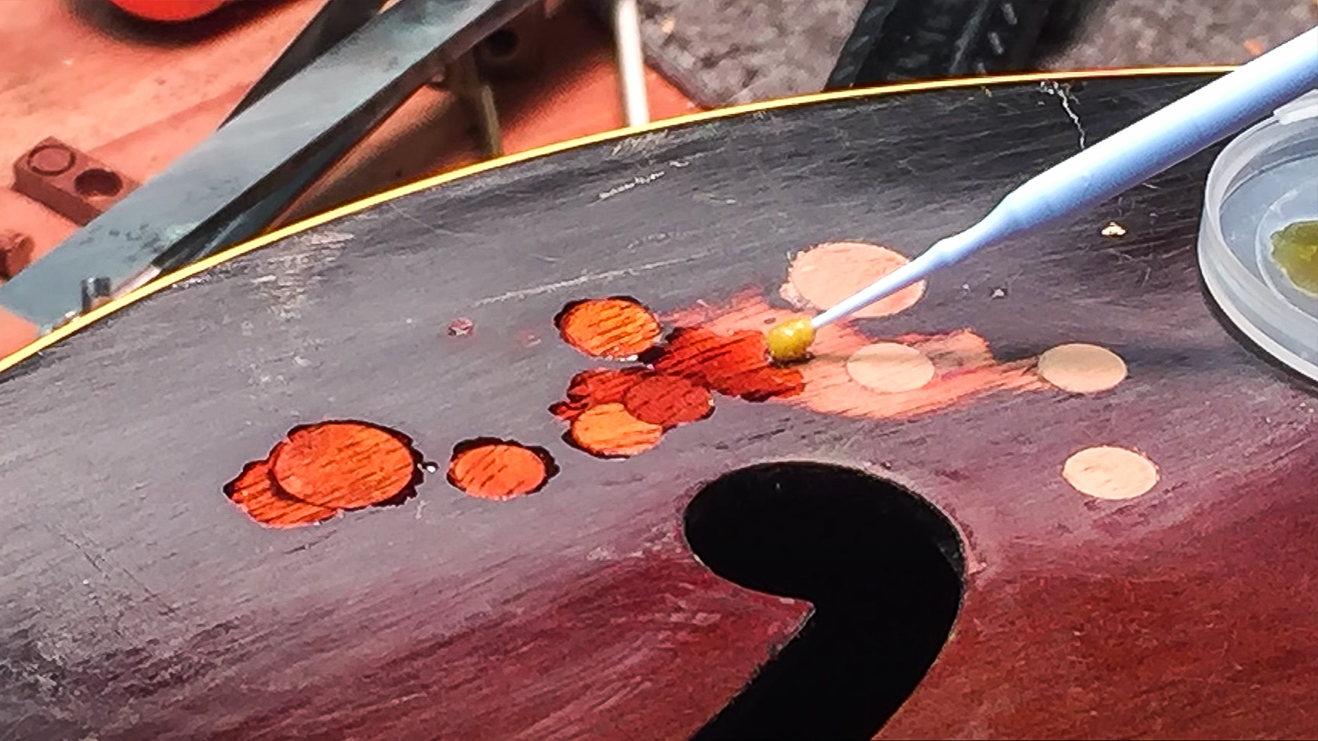 Uso de una capa protectora para retoques con acabado de guitarra