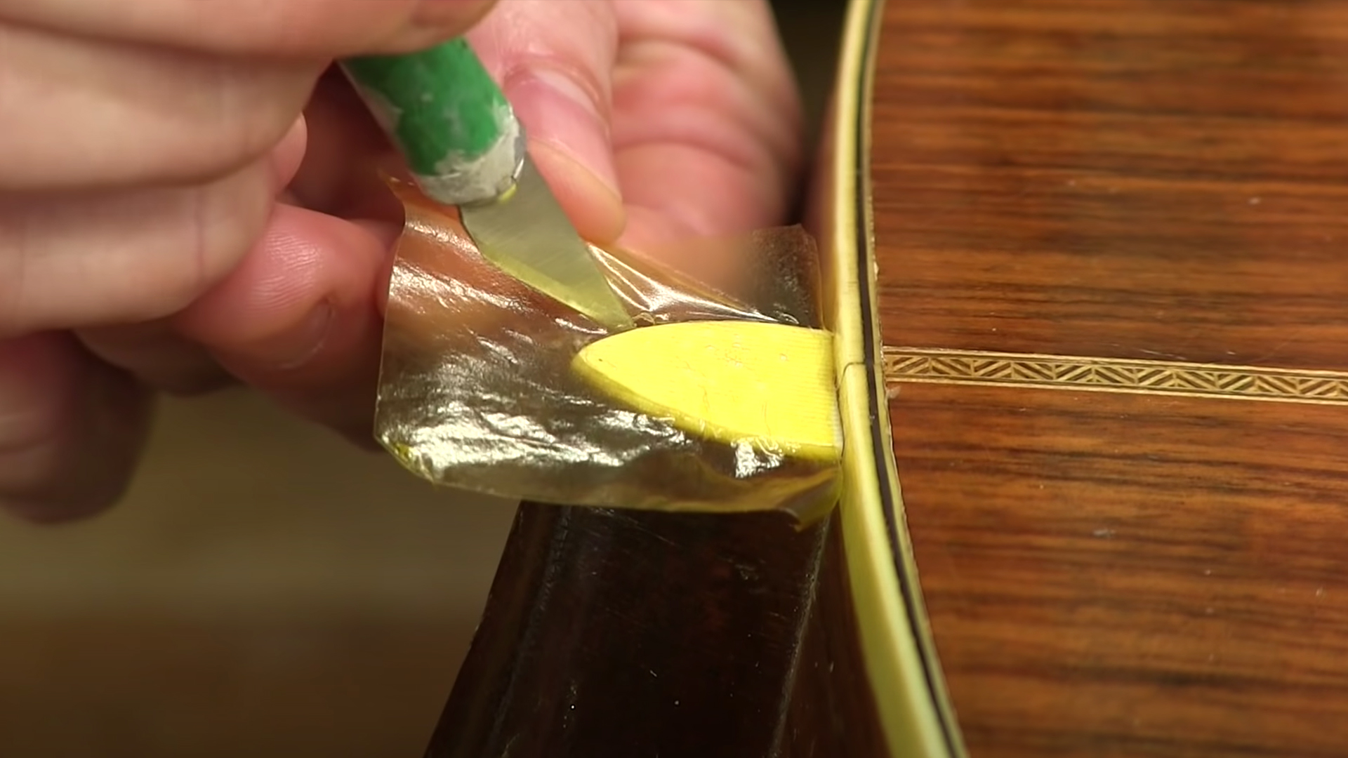 ¡Etiqueta de tobogán acuático para reparar un acabado de guitarra!