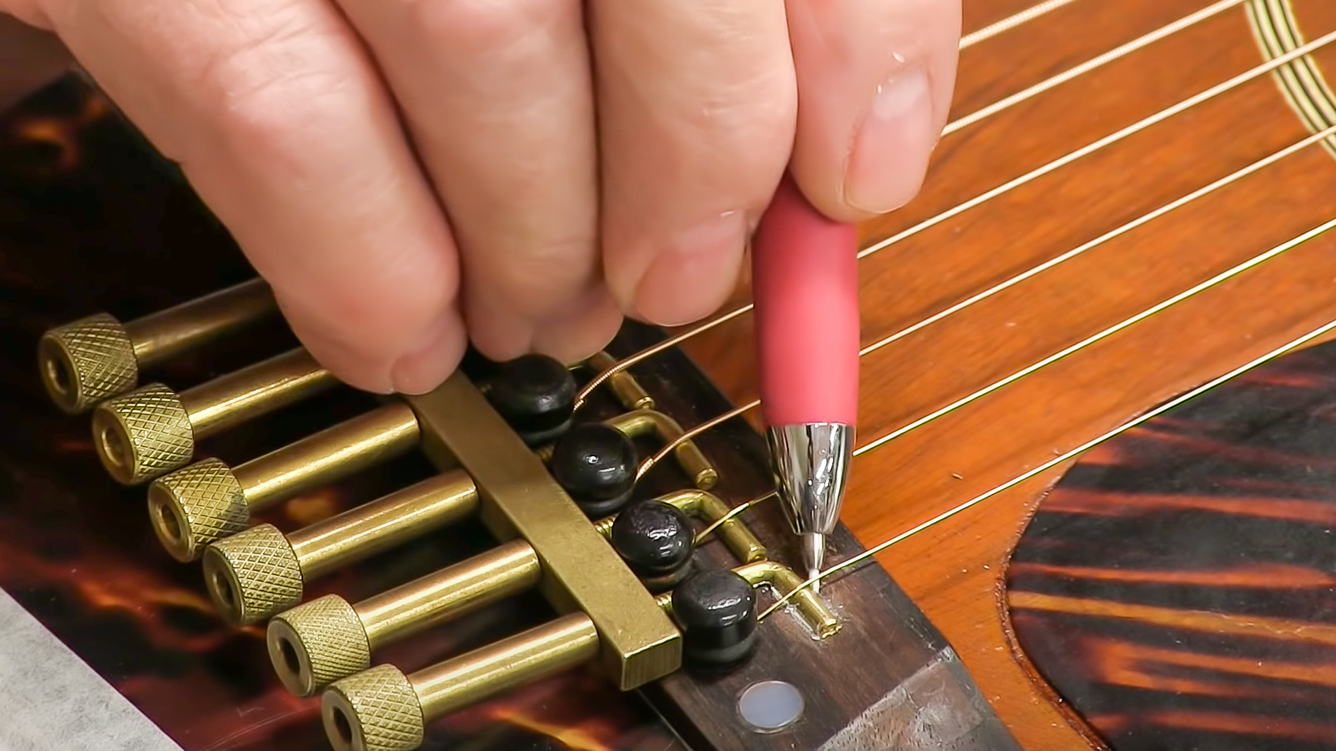 ¿Dónde cortar la ranura de silleta en este puente de guitarra?