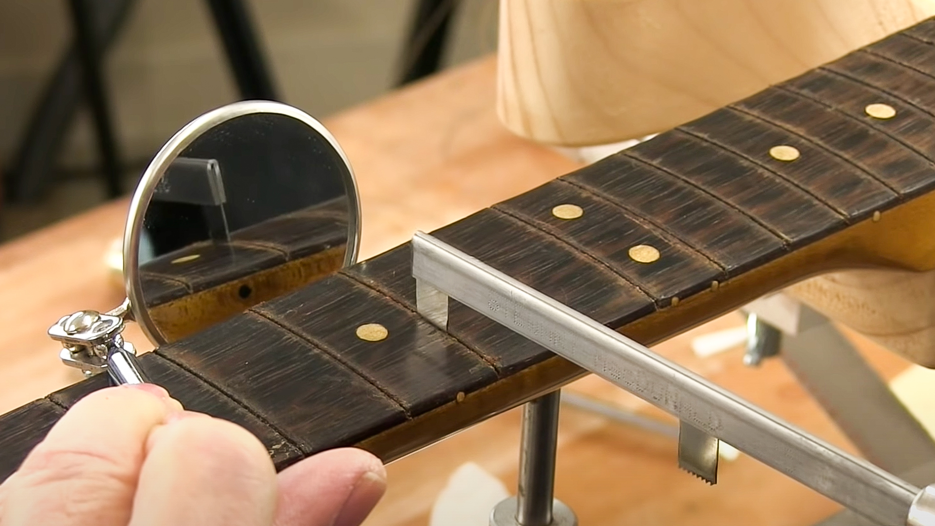 ¡Muy bien! Limpieza de la suciedad de la ranura del traste del Mike Bloomfield Tele ¡Muy bien! Limpieza de la suciedad de la ranura del traste del Mike Bloomfield Tele